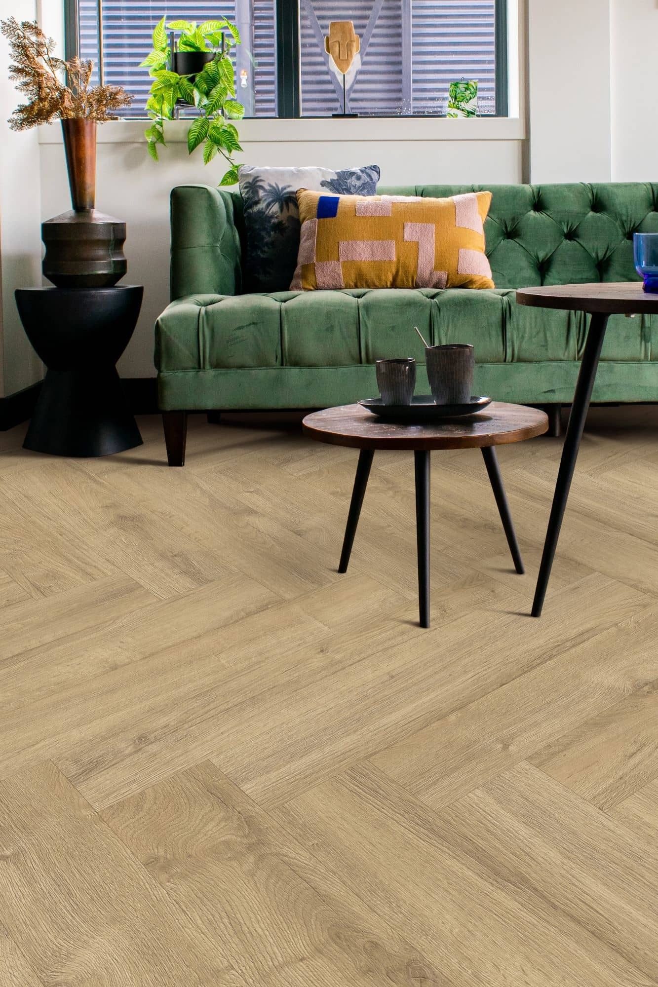 Gelasta Oakland Visgraat 6204 Smoked visgraat plak pvc in woonkamer sfeerfoto