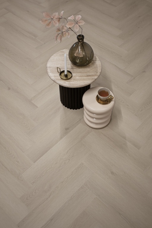 Gelasta Sierra Visgraat 2100 Smoked visgraat plak pvc in woonkamer sfeerfoto