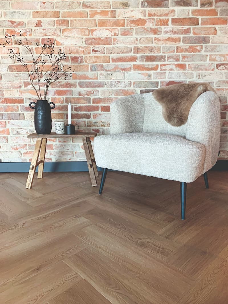 Gelasta Artline Register Visgraat 2401 Smoked visgraat plak pvc in woonkamer sfeerfoto