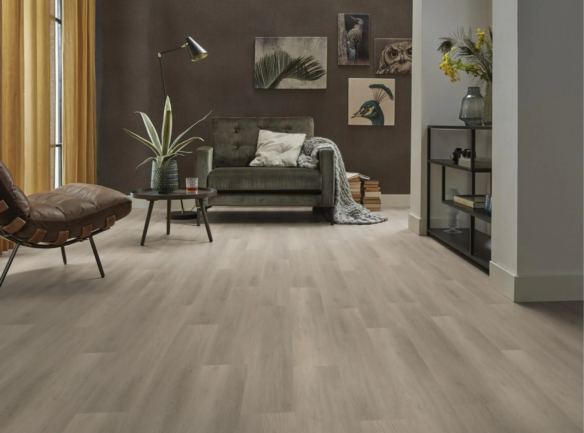 Sfeerbeeld in woonkamer met Ambiant Sentima Smoky 6011.8312.19 plak PVC vloer