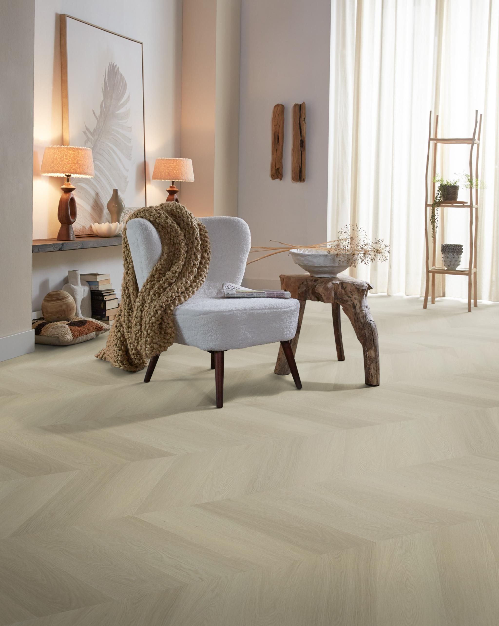 Sfeerbeeld in woonkamer met Ambiant Estino Hongaarse Punt Smoky 6613.1612.19 plak PVC vloer