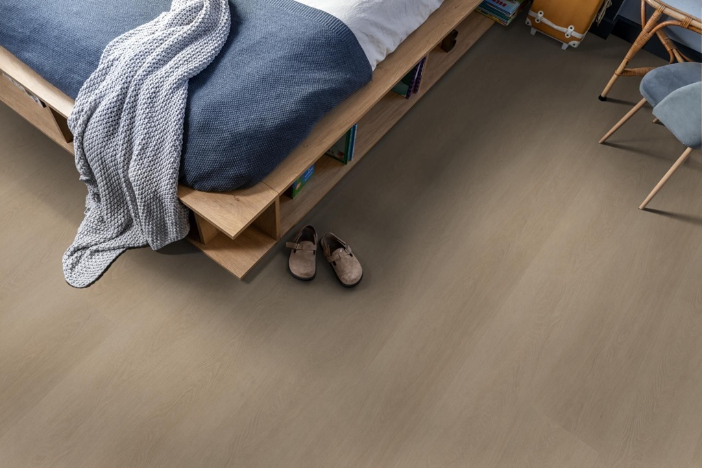 Ambiant Estino Click 6512.2612.19 Close-up van houtdessin Smoky PVC plank click pvc met verfijnde afwerking