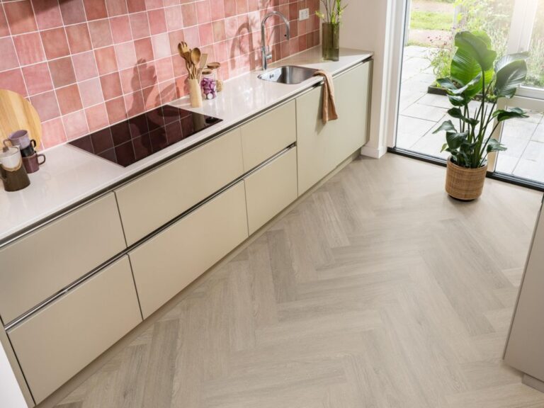 Ambiant Spigato Viranto Visgraat 9030.1505.19 Close-up van houtdessin Smoky visgraat plak pvc met verfijnde afwerking