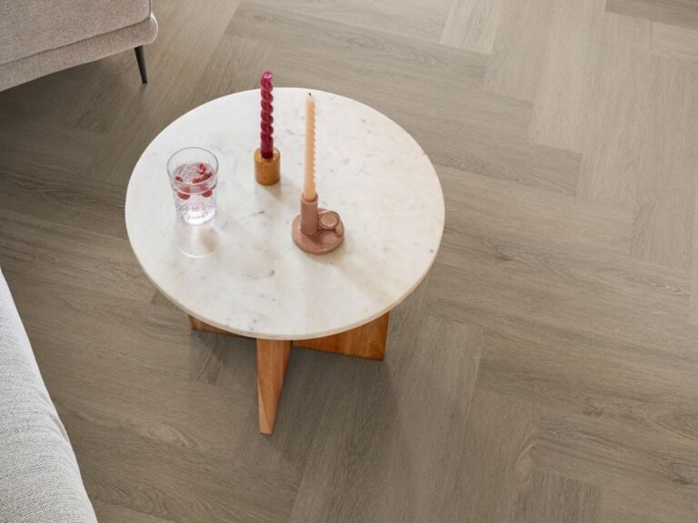 Ambiant Spigato Viranto Visgraat 9030.1505.19 Kleur en structuur Smoky visgraat plak pvc met rustige kleurtoon