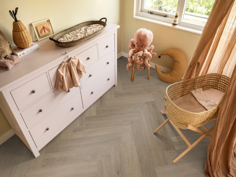 Ambiant Spigato Viranto Visgraat 9030.1505.19 Legpatroon en afwerking Smoky visgraat plak pvc met realistische structuur