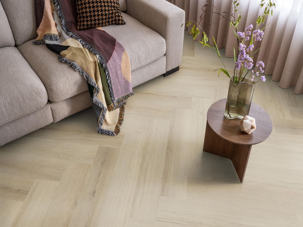 Ambiant Spigato XL Valento Visgraat Click 6081.2014.19 Smoky visgraat click pvc in woonkamer bij beige bank en ronde bijzettafel