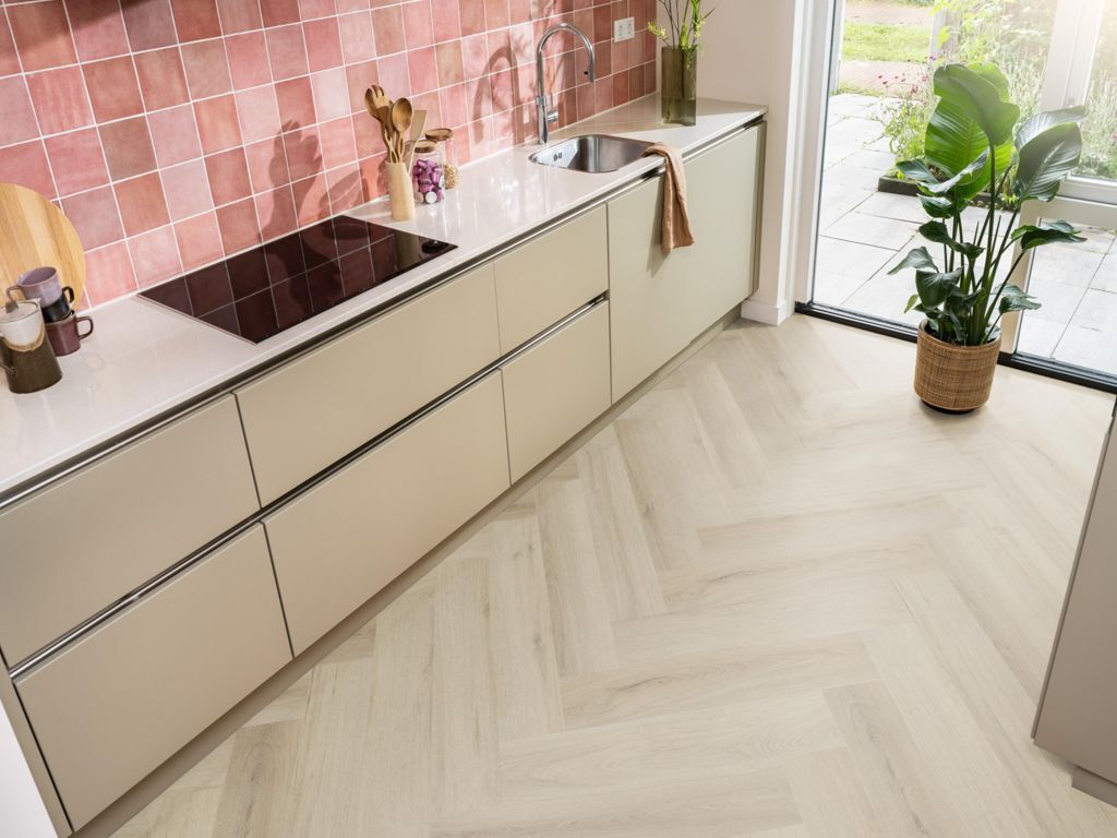 Ambiant Spigato XL Valento Visgraat Click 6081.2014.19 Smoky visgraat click pvc in moderne keuken met roze wandtegels en beige kasten