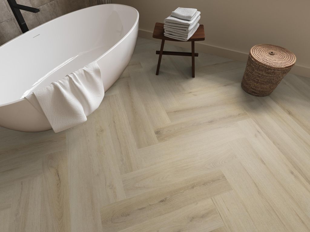 Ambiant Spigato XL Valento Visgraat 6080.1014.19 Smoky visgraat plak pvc in badkamer met vrijstaand bad en gevlochten wasmand