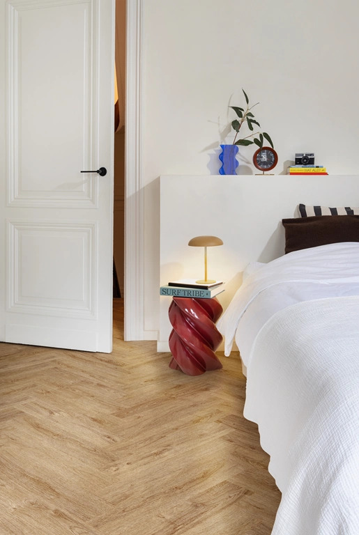 Moduleo Layred Visgraat 65837 Stanford Oak visgraat click pvc in woonkamer sfeerfoto