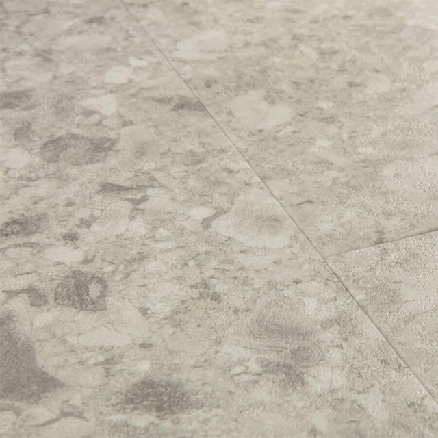 QuickStep Blush Stronk Warm Grijs SGTC20306 plak PVC tegel detail van natuurlijke steenlook en afwerking