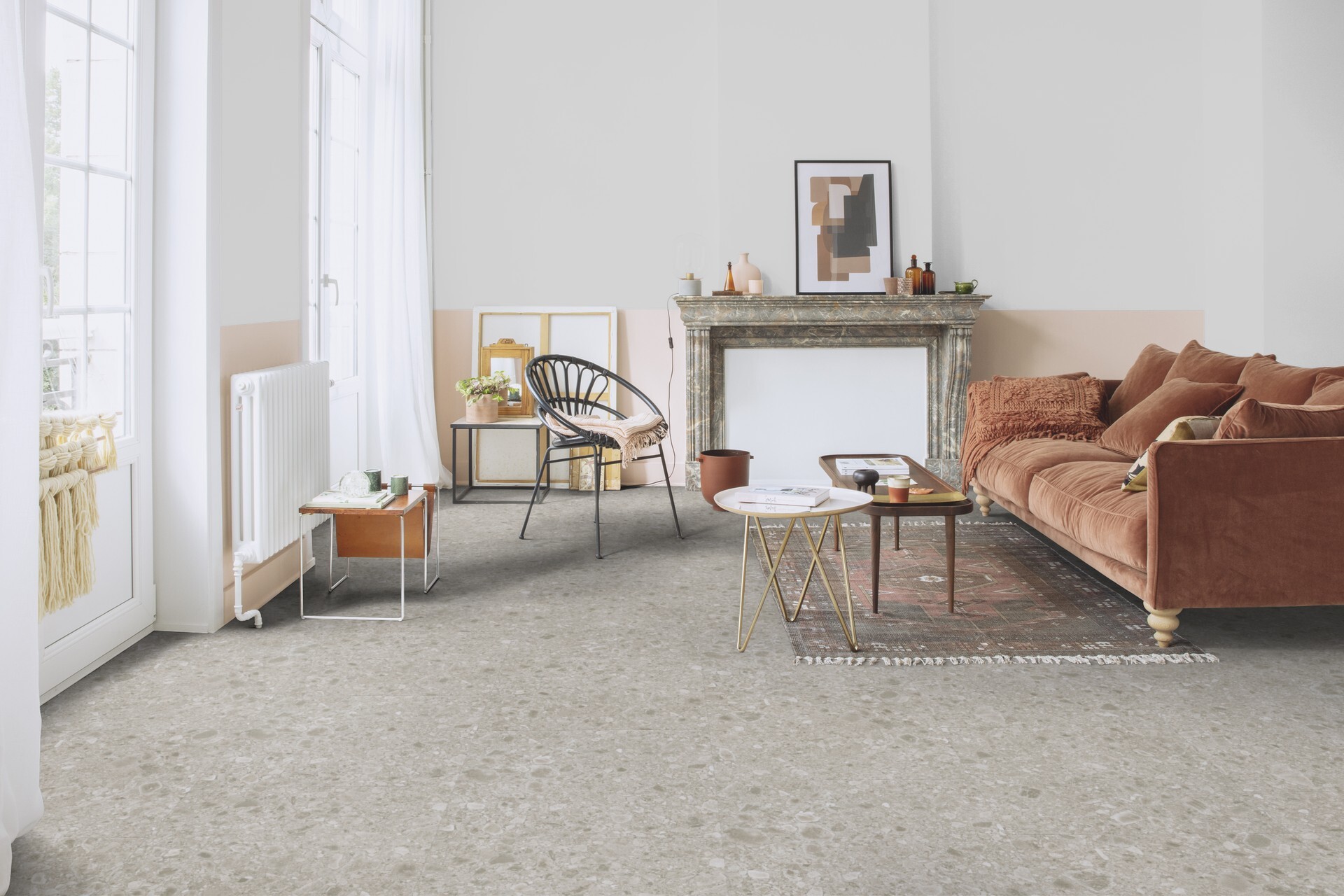 QuickStep Blush SGTC20306 Stronk Warm Grijs PVC tegel plak pvc in woonkamer sfeerfoto