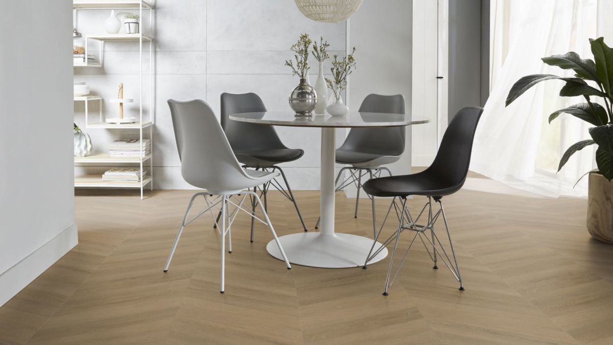 VTwonen Noble 6202102119 Sun Kissed Hongaarse punt plak pvc in woonkamer sfeerfoto