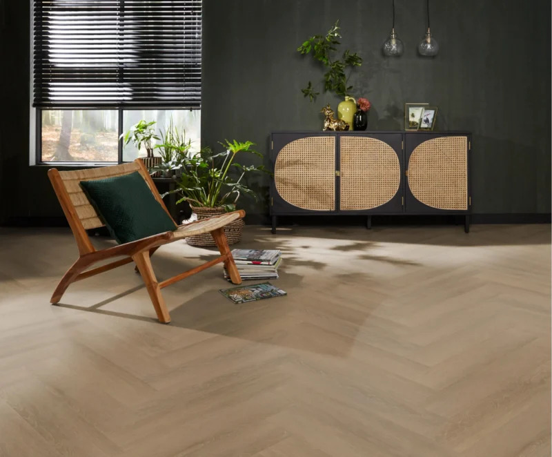 VTwonen Herringbone Click 6209.7011.19 Sun Kissed visgraat click pvc in woonkamer sfeerfoto