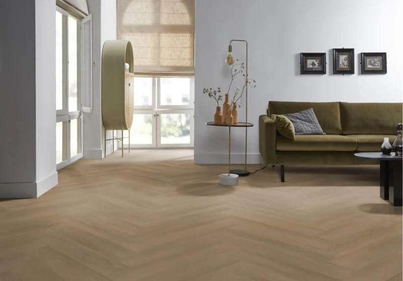 VTwonen Herringbone Click 6209701119 Close-up van houtdessin Sun Kissed visgraat click pvc met verfijnde afwerking