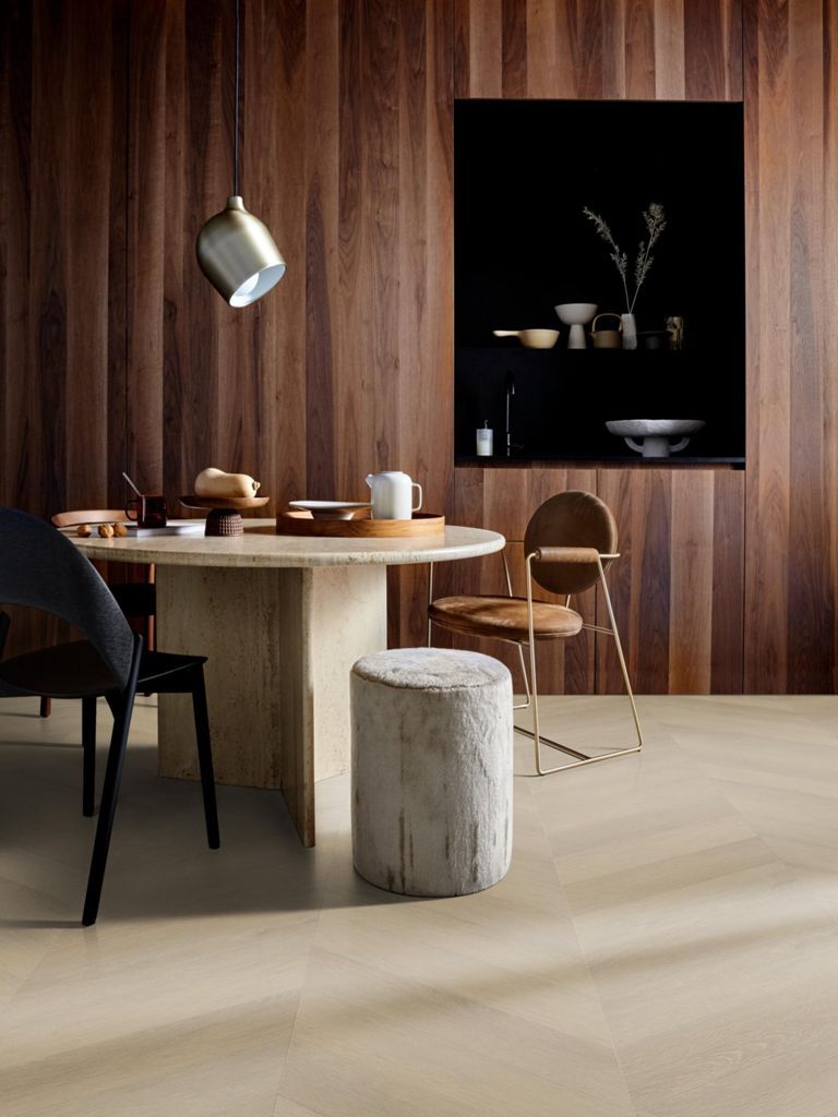 VTwonen Noble Sun Kissed 6202102119 plak PVC Hongaarse punt sfeerbeeld in een eigentijds interieur