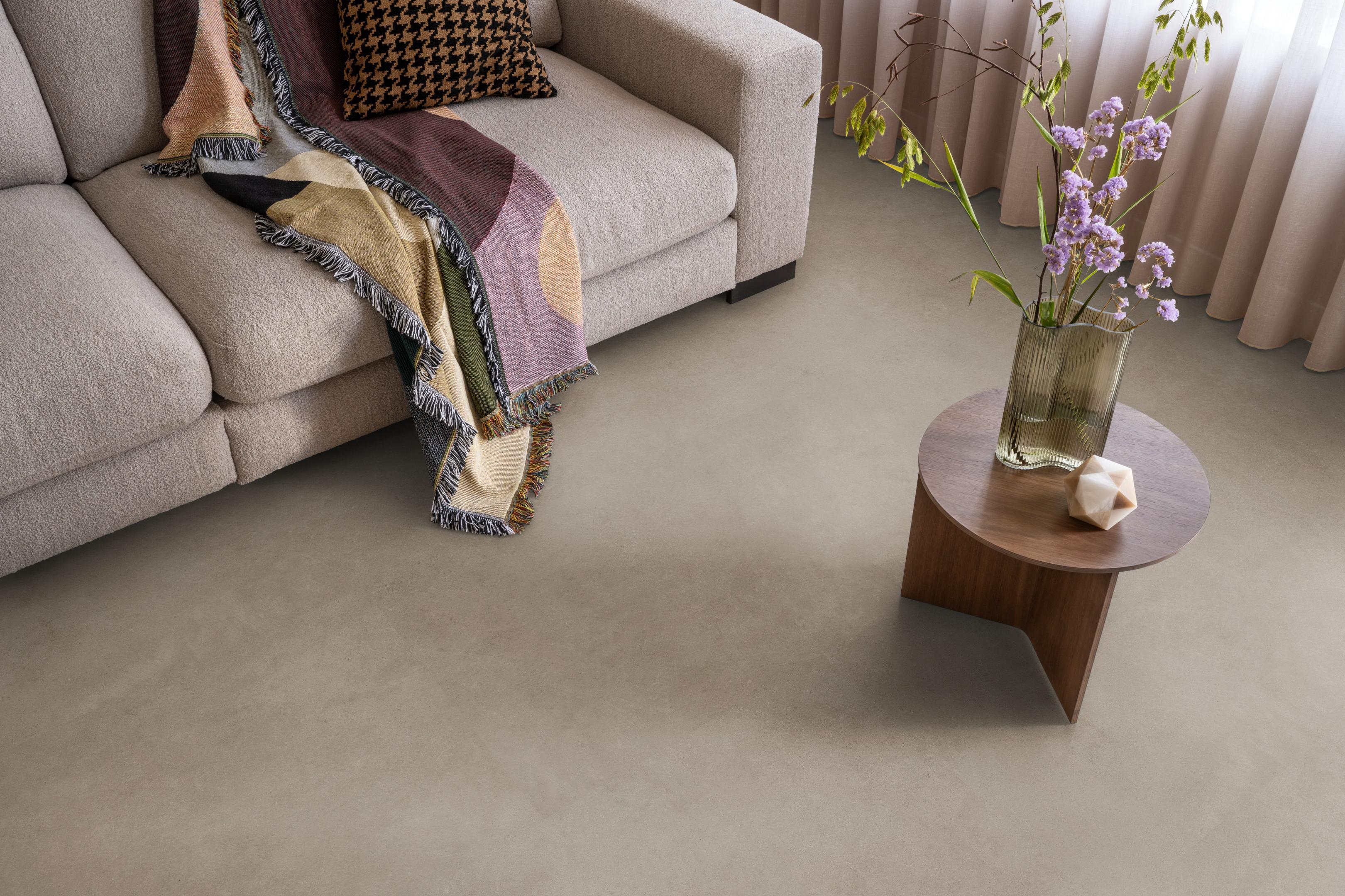 Sfeerbeeld in woonkamer met Ambiant Cerino XXL Taupe 6042.1028.19 plak PVC tegelvloer