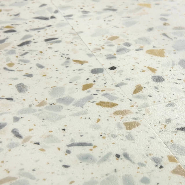 QuickStep Blush Terrazzo Multicolor SGTC20307 plak PVC tegel detail van tegelpatroon en verfijnde structuur