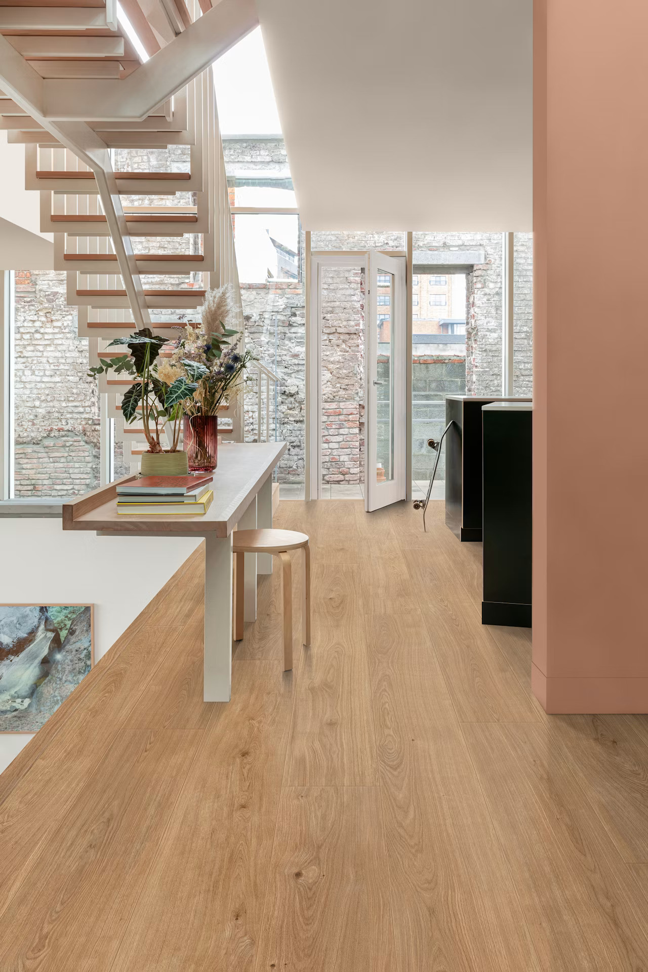 Floorify XL Planken Click F098 Toffee PVC plank click pvc in hal sfeerfoto
