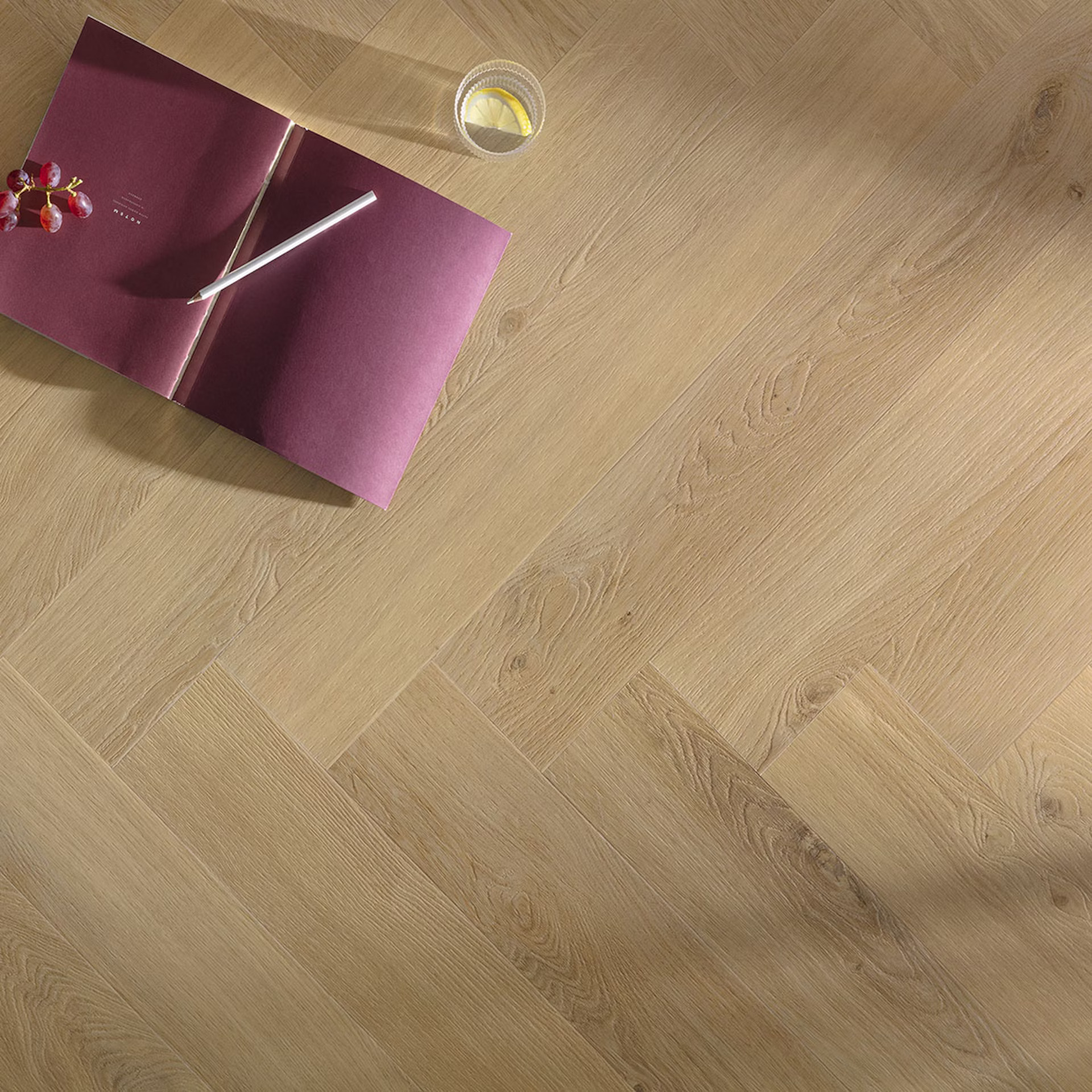 Floorify Walvisgraat Toro FG618 plak PVC visgraat detail van groeven en rustige kleurschakeringen