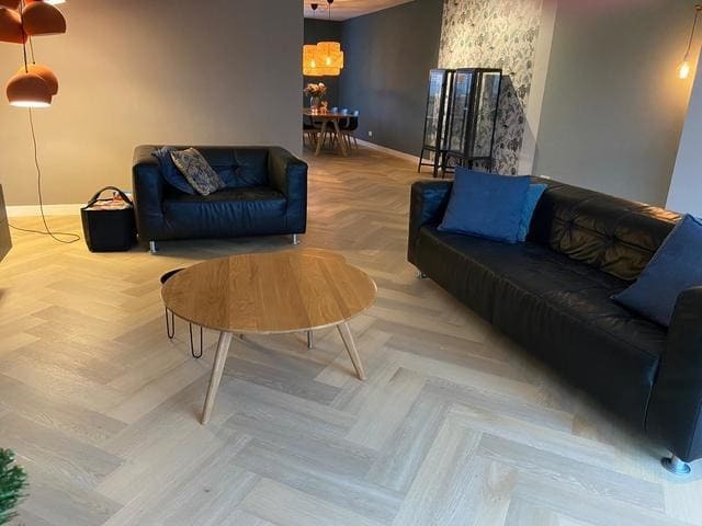 Sfeerbeeld in woonkamer met Therdex Herringbone Premium 7001 plak PVC vloer