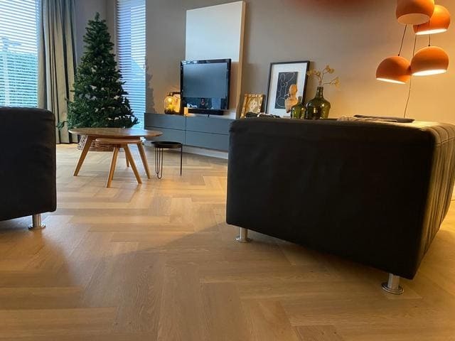 Structuurdetail van Therdex Herringbone Premium 7001 plak PVC vloer – matte toplaag