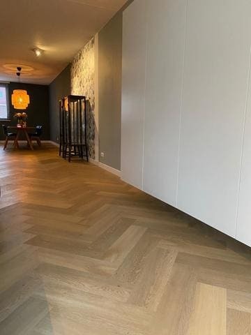 Therdex Herringbone Premium 7001 Kleur en structuur visgraat plak pvc met rustige kleurtoon