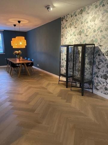 Therdex Herringbone Premium 7001 Close-up van houtdessin visgraat plak pvc met natuurlijke tekening