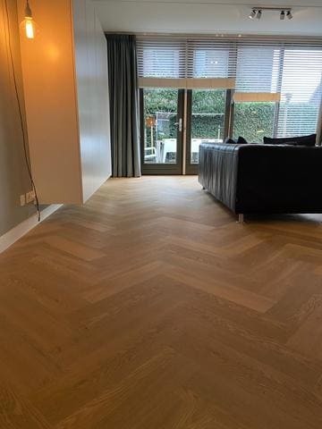 Therdex Herringbone Premium 7001 Close-up van houtdessin visgraat plak pvc met verfijnde afwerking