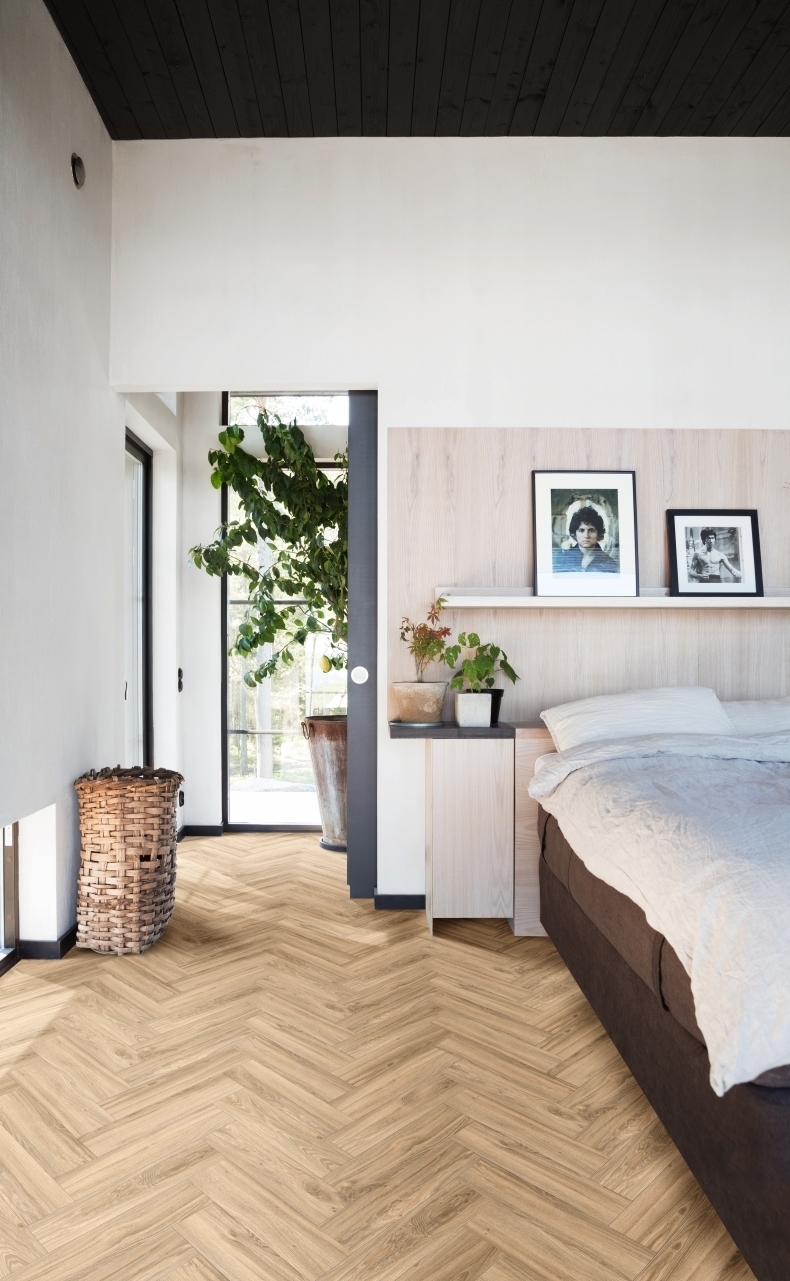 Moduleo Roots Visgraat Blackjack Oak 22229V  visgraat plak pvc in woonkamer sfeerfoto