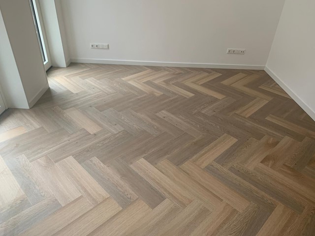Sfeerbeeld in woonkamer met Therdex Herringbone Premium 7004 plak PVC vloer