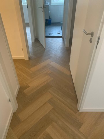 Therdex Herringbone Premium 7004 Close-up van houtdessin variant visgraat plak pvc met natuurlijke tekening