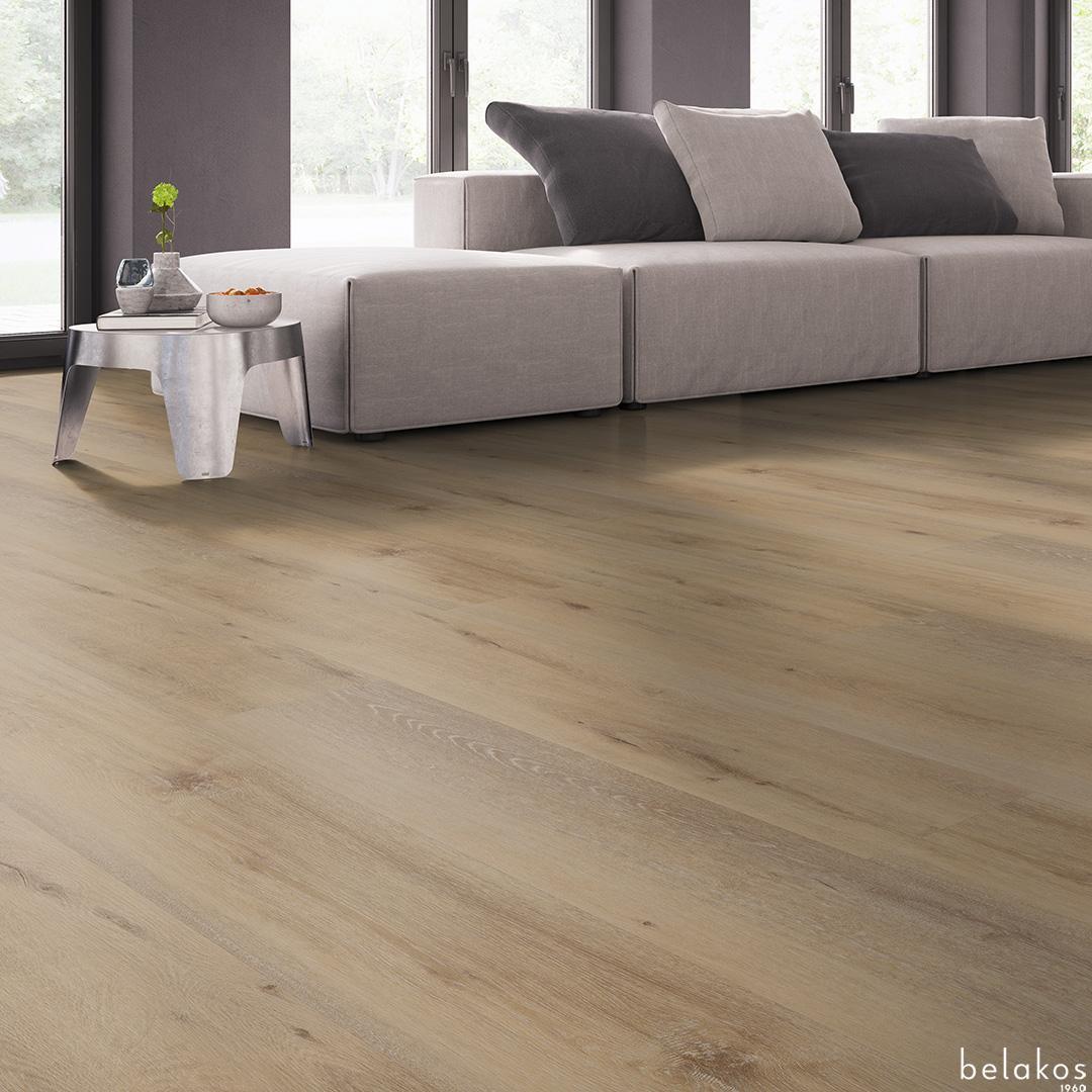 Belakos Attico 800 variant PVC plank plak pvc in woonkamer sfeerfoto
