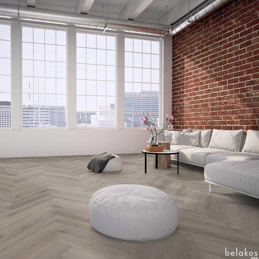 Belakos Rustico Visgraat 10 variant visgraat plak pvc in woonkamer sfeerfoto