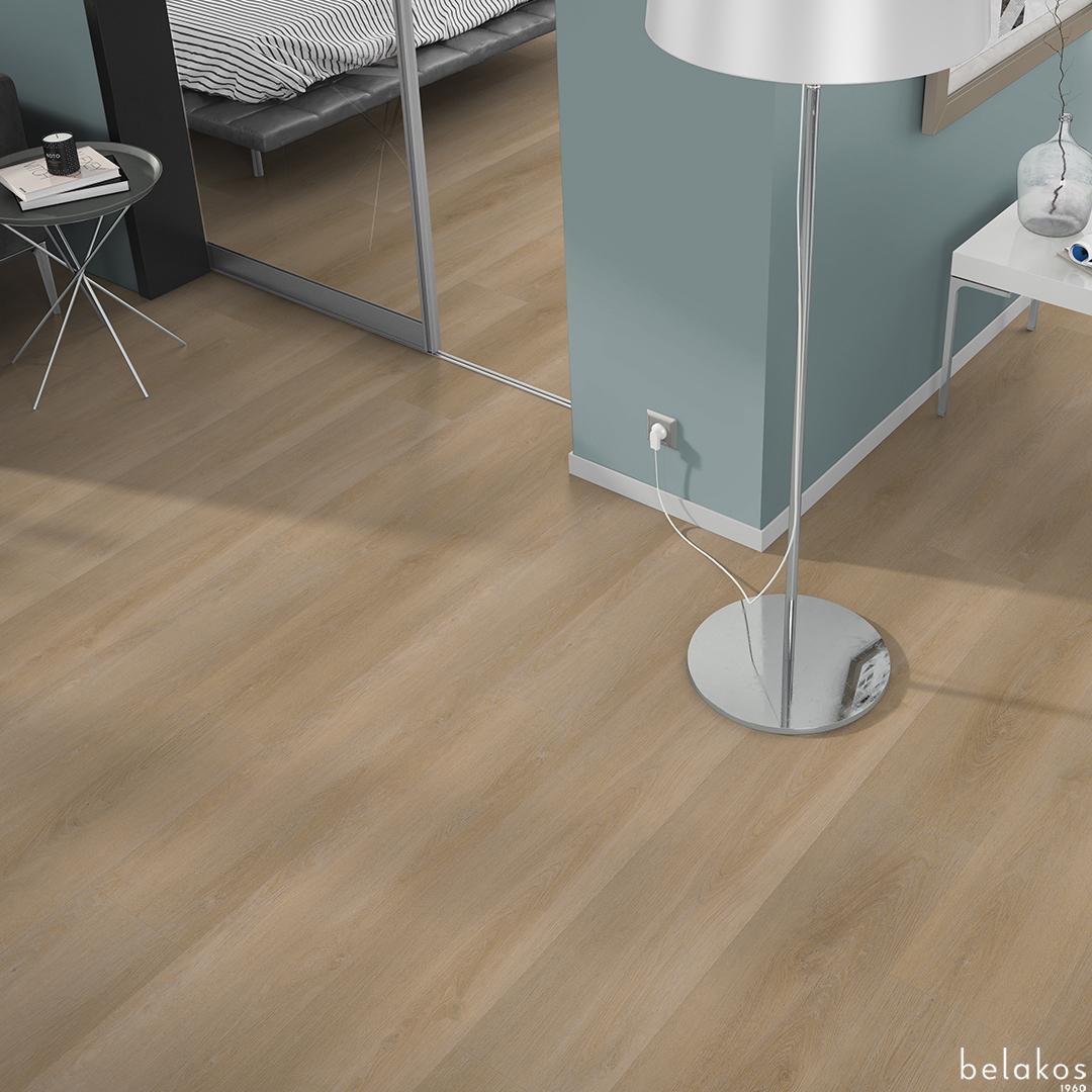 Belakos Attico 810 variant PVC plank plak pvc in woonkamer sfeerfoto