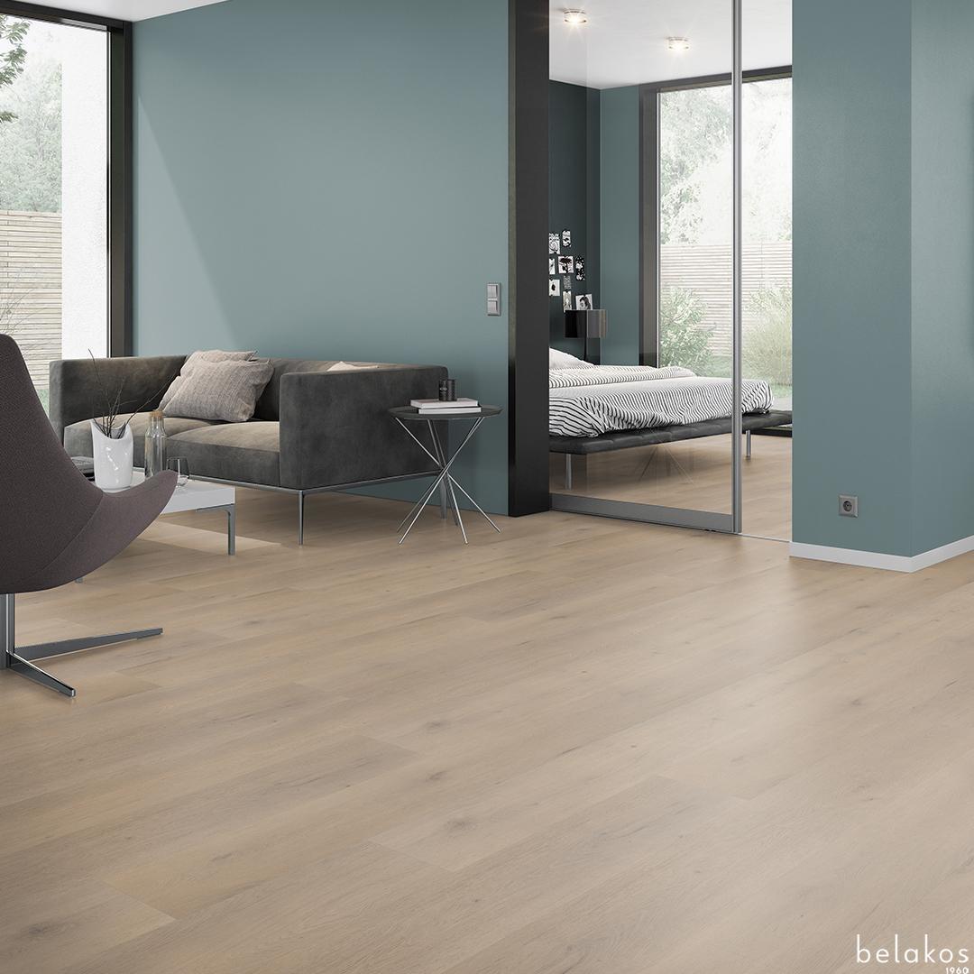 Belakos Attico 820 variant PVC plank plak pvc in woonkamer sfeerfoto