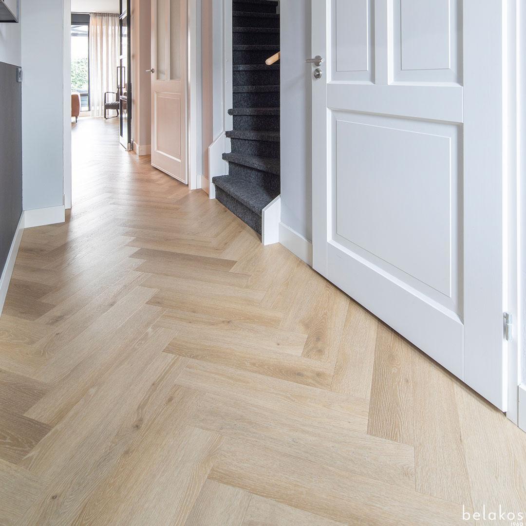 Structuurdetail van Belakos Rustico Visgraat 20 plak PVC vloer – matte toplaag