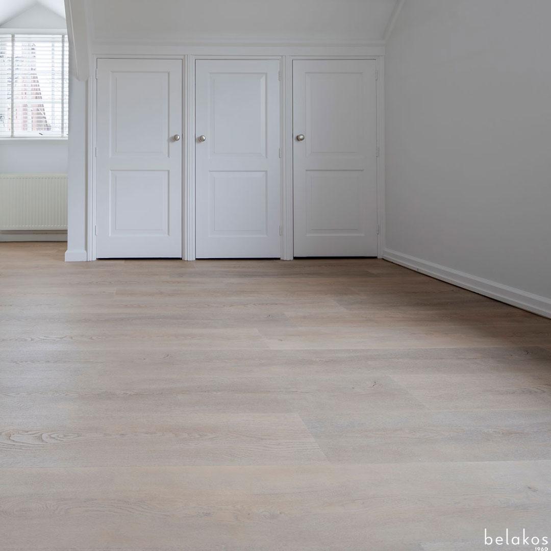 Belakos Palazzo 710 Detail van de structuur variant PVC plank plak pvc met subtiele nerf warmteweerstand 0019 m²K/W