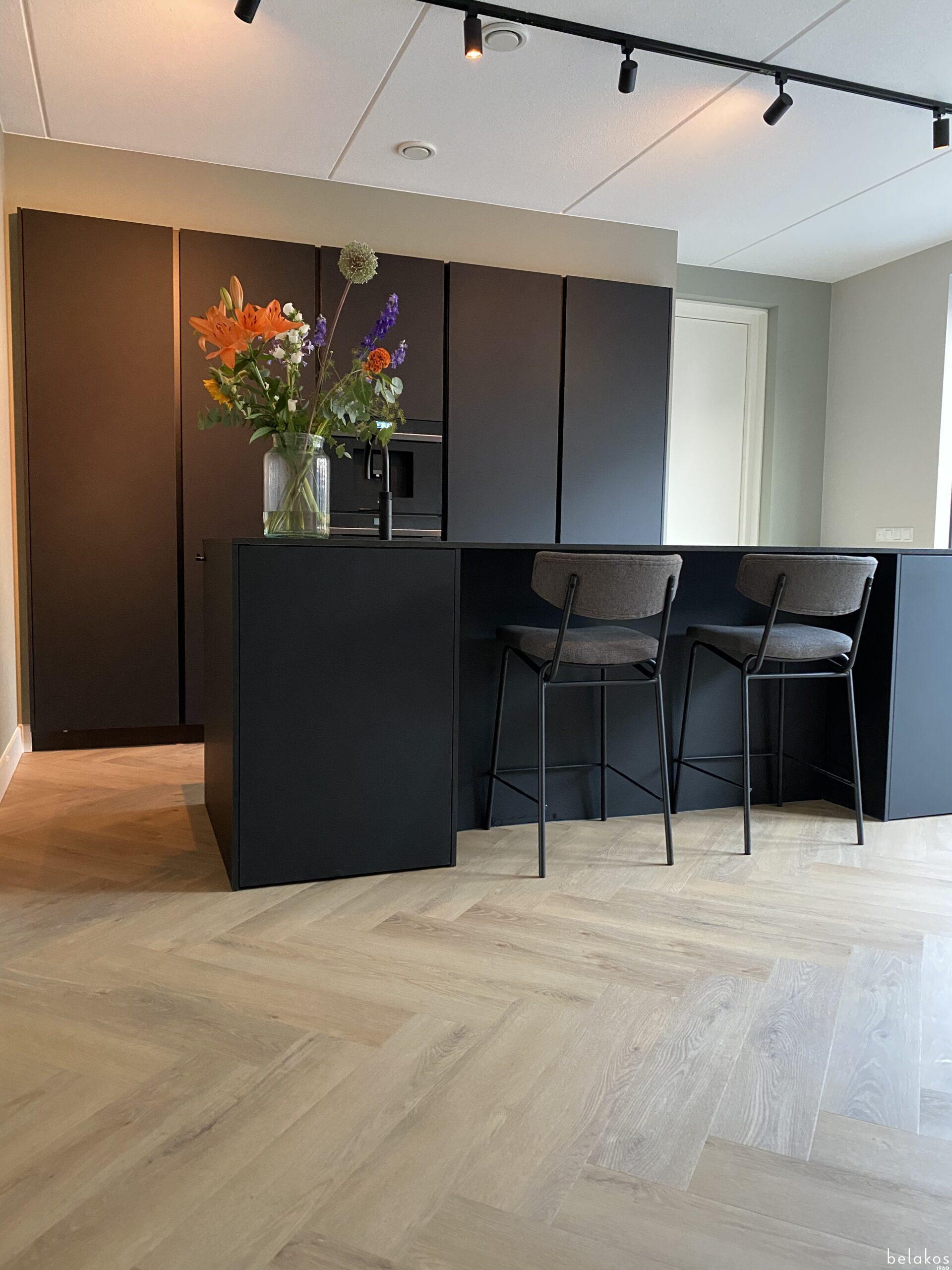 Belakos Palazzo Visgraat XL 72 Detail van de structuur variant visgraat plak pvc met subtiele nerf warmteweerstand 0019 m²K/W