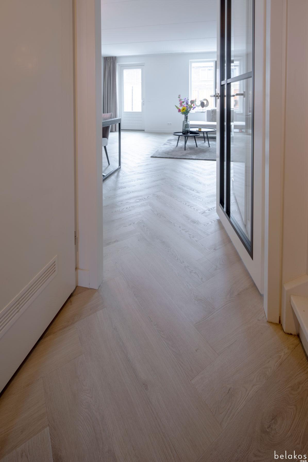 Structuurdetail van Belakos Palazzo Visgraat XL 73 plak PVC vloer – matte toplaag