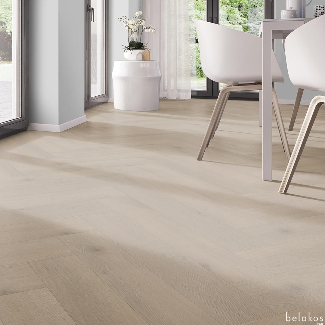 Belakos Attico Visgraat XL 82 variant visgraat plak pvc in woonkamer sfeerfoto