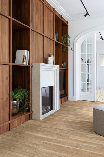 Moduleo Roots English Walnut 20226-XL variant PVC plank plak pvc in woonkamer sfeerfoto