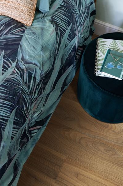 Moduleo Roots English Walnut 20565-XL variant PVC plank plak pvc in woonkamer sfeerfoto