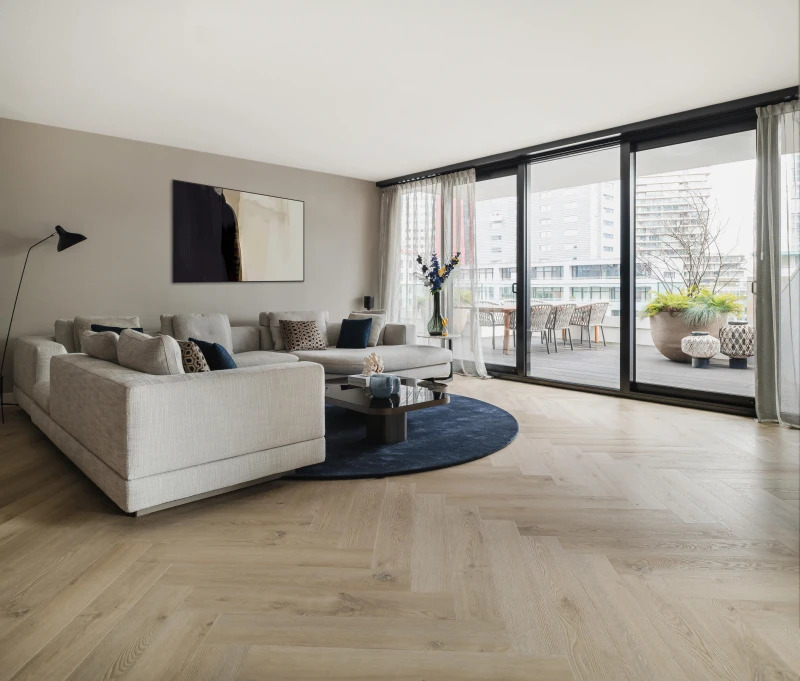 Sfeerbeeld in woonkamer met Therdex XL Visgraat 9080 plak PVC vloer