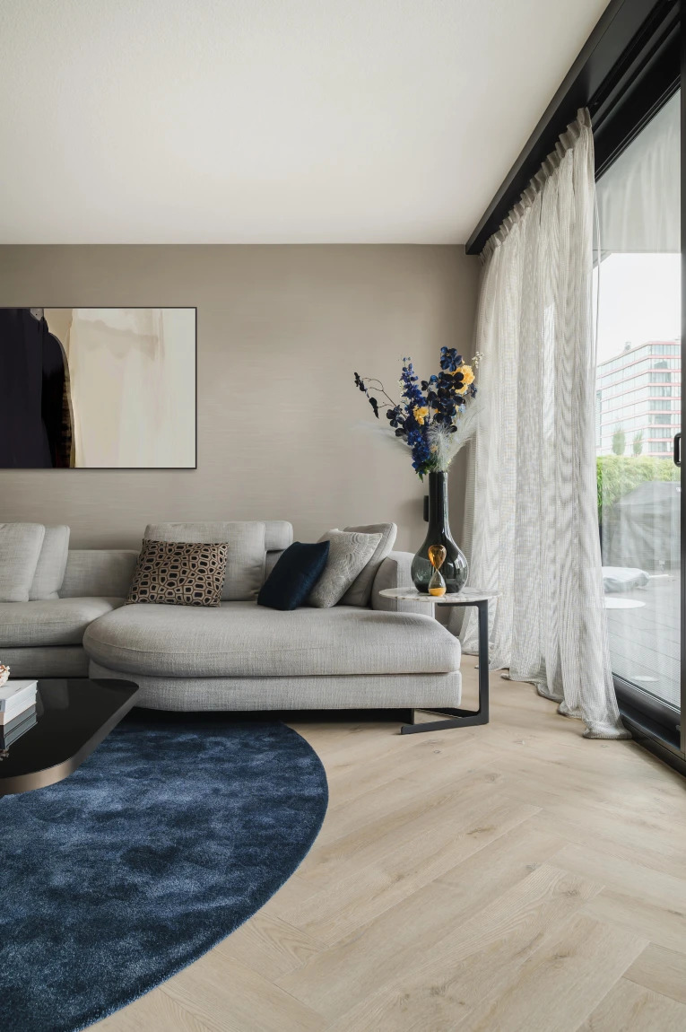 Kleurdetail van Therdex XL Visgraat 9080 plak PVC vloer – houtdessin close-up