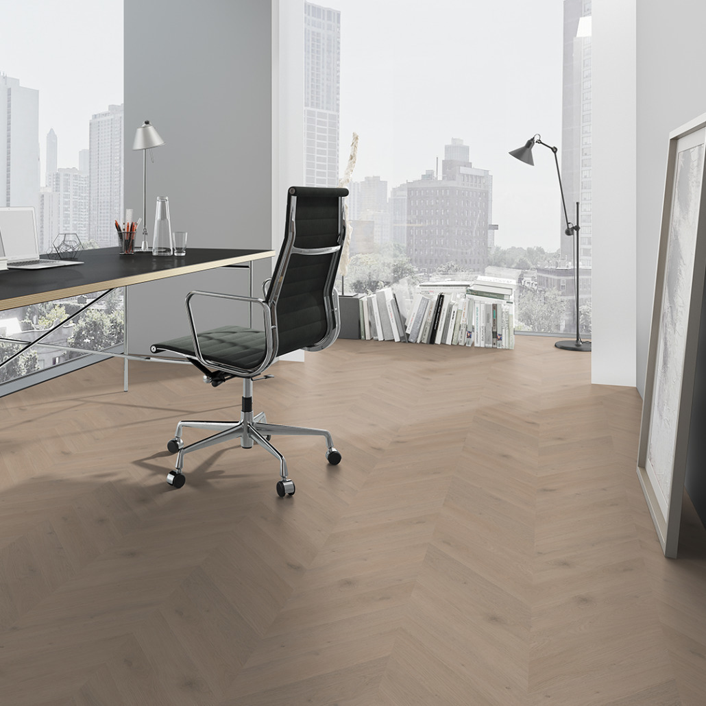 Sfeerbeeld in woonkamer met Belakos Attico Hongaarse punt 83 plak PVC vloer