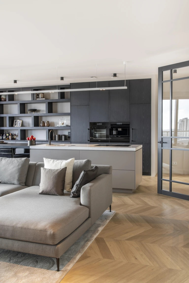 Sfeerbeeld in woonkamer met Therdex Hongaarse punt Chevron 6541 plak PVC vloer