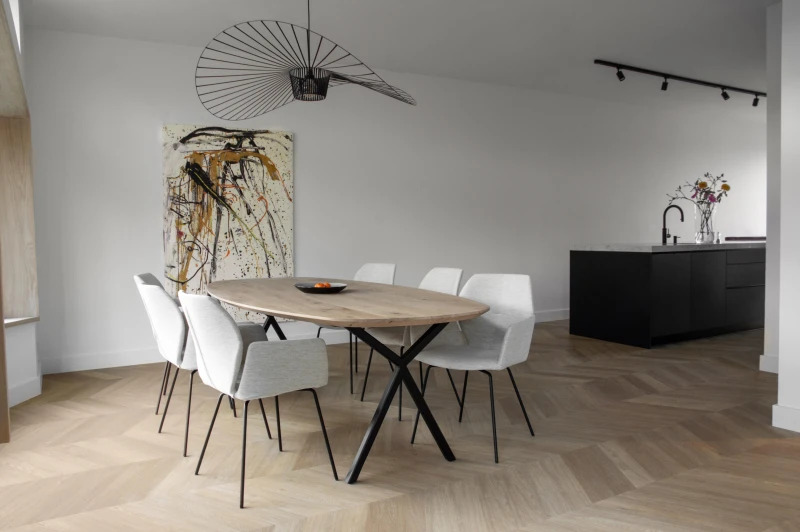 Kleurdetail van Therdex Hongaarse punt Chevron 6542 plak PVC vloer – houtdessin close-up