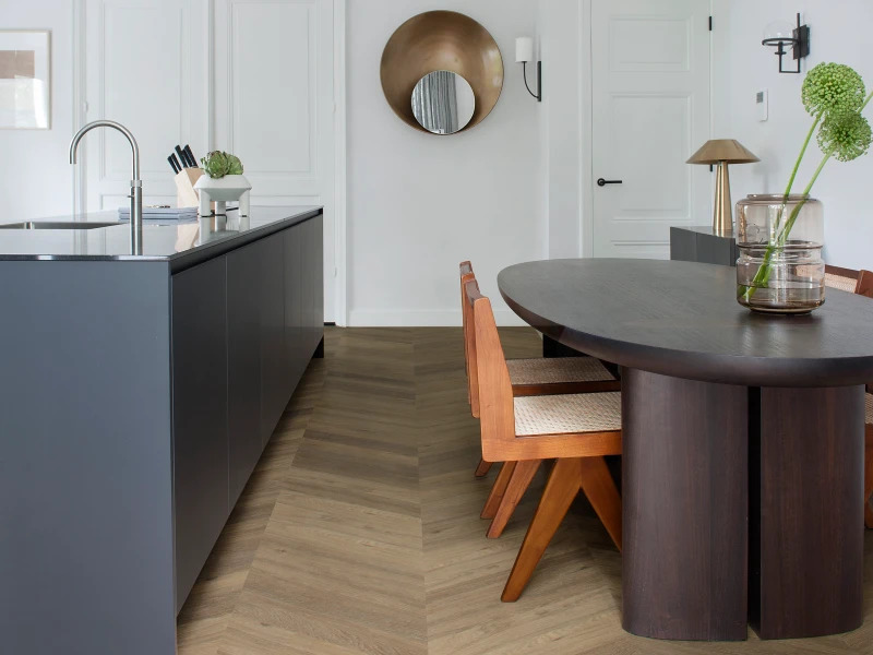 Sfeerbeeld in woonkamer met Therdex Hongaarse punt Chevron 6544 plak PVC vloer