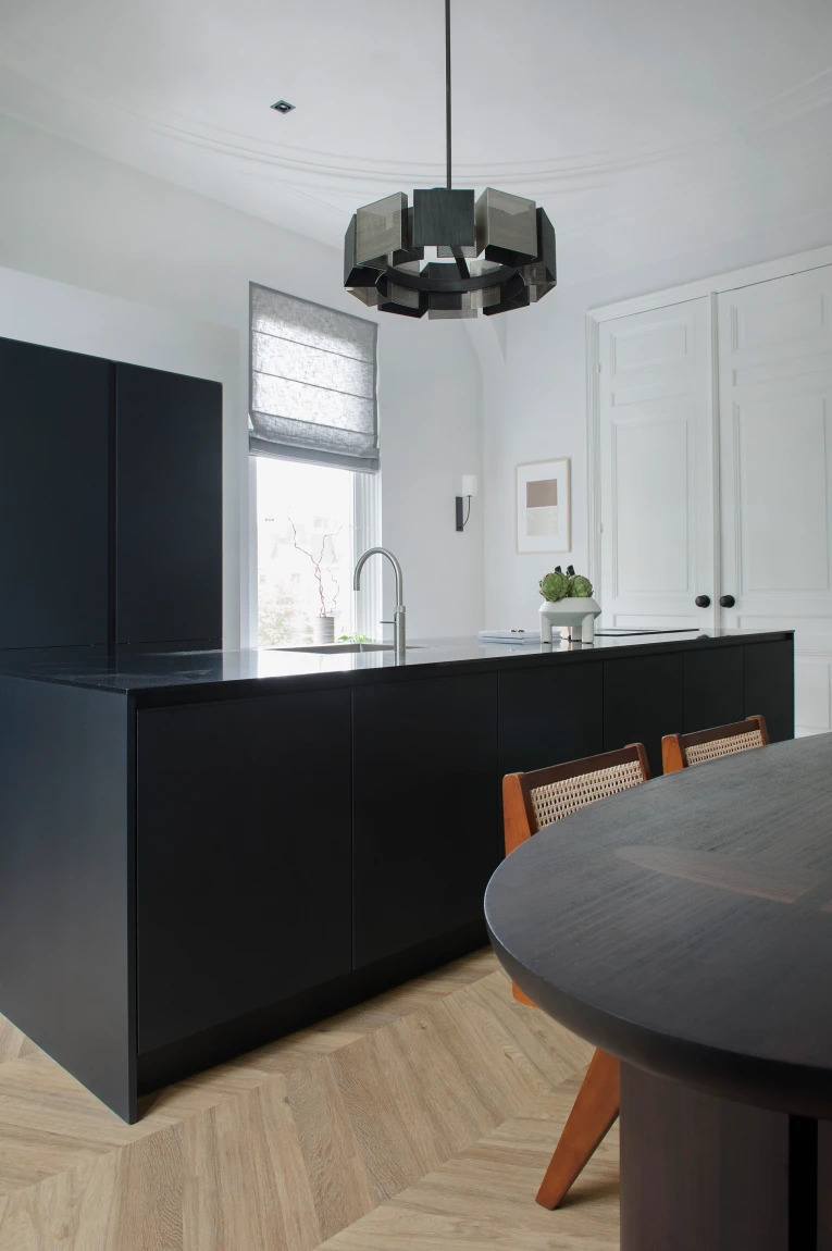 Therdex Hongaarse punt Chevron 6544 Close-up van houtdessin variant Hongaarse punt plak pvc met natuurlijke tekening