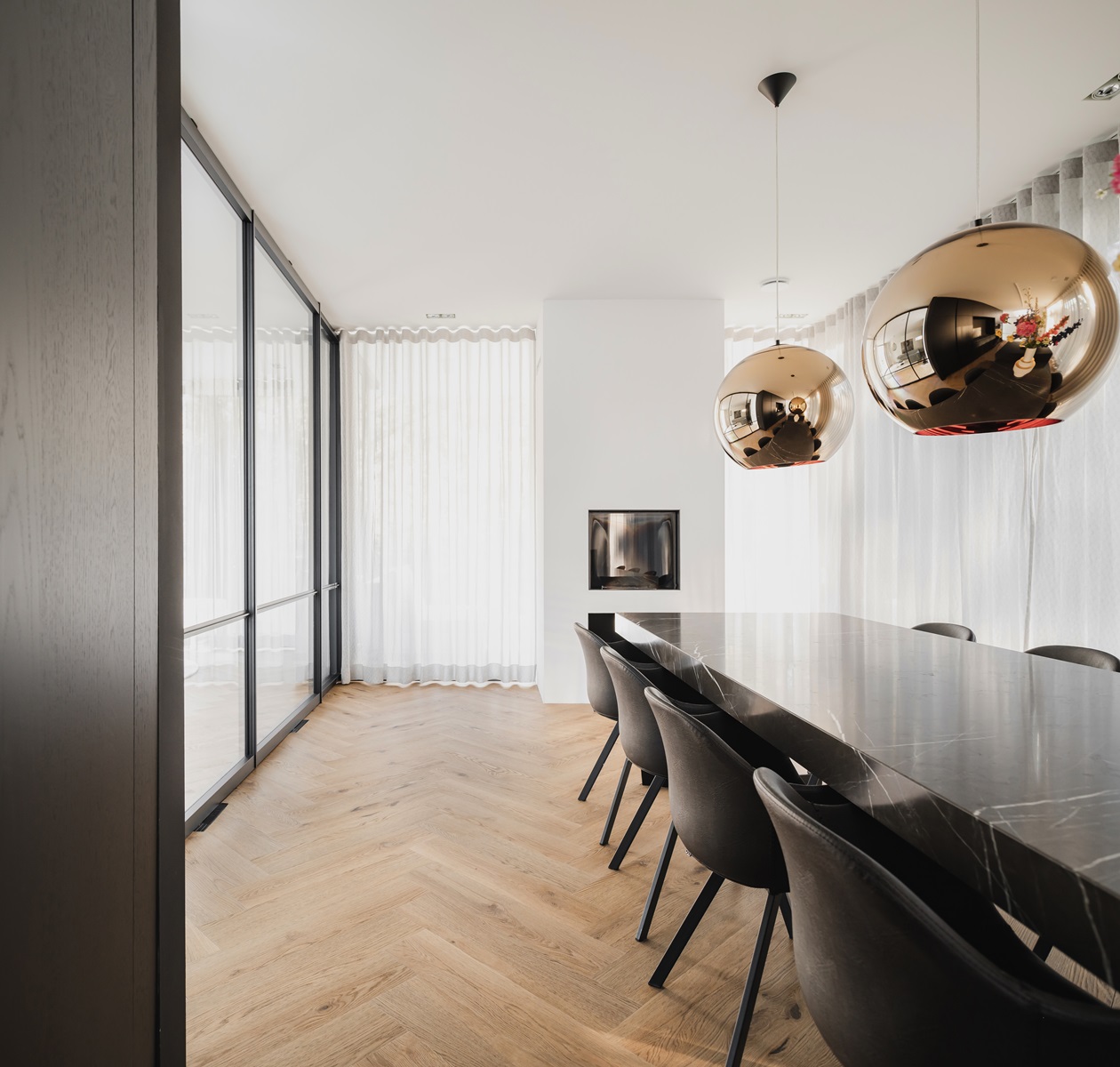 Sfeerbeeld in woonkamer met Therdex Herringbone Authentic 7563 plak PVC vloer